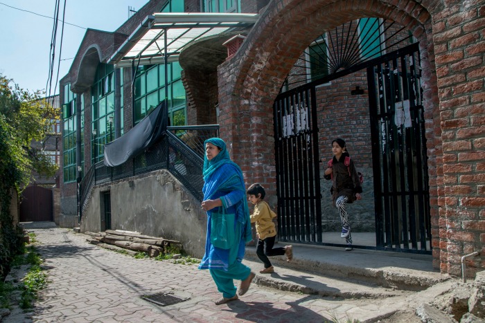 ಎಲ್ಲ ಶಾಲೆಗಳಿಗೆ ಕಡ್ಡಾಯ ರಜೆ, ಆದರೆ ಒಂದು ಶಾಲೆಗೆ ಇಲ್ಲ. ಏಕೆ ?