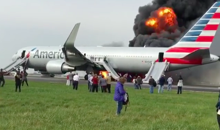 ಚಿಕಾಗೊದಲ್ಲಿ ಅಮೆರಿಕದ ವಿಮಾನದಲ್ಲಿ ಬೆಂಕಿ; ತಪ್ಪಿದ ಭಾರಿ ಅನಾಹುತ; 169 ಮಂದಿ ಪಾರು