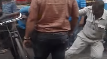 10 ರೂ.ಬಾಡಿಗೆ ಕೇಳಿದ್ದಕ್ಕೆ ಸೈಕಲ್ ರಿಕ್ಷಾವಾಲನನ್ನು ಥಳಿಸಿದ ಪೊಲೀಸ್