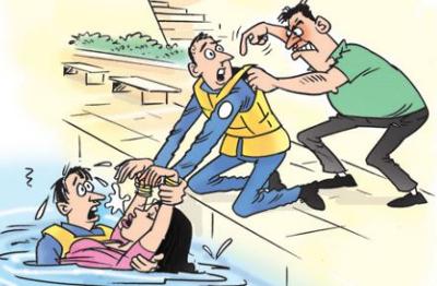 ನೀರಲ್ಲಿ ಮುಳುಗುತ್ತಿದ್ದ ಪತ್ನಿಯನ್ನು ರಕ್ಷಿಸಿದವರಿಗೆ ಪತಿ ನೀಡಿದ ಬಹುಮಾನ ಏನು ಗೊತ್ತೇ?