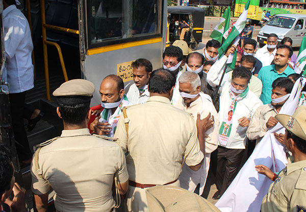 ಕಪ್ಪು ಬಾವುಟ ಪ್ರದರ್ಶನ: ಬಿಜೆಪಿ, ಜೆಡಿಎಸ್ ಕಾರ್ಯಕರ್ತರ ಬಂಧನ