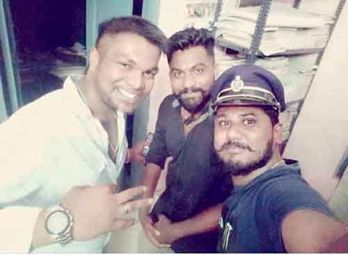 ಠಾಣೆಯಲ್ಲಿ ಪೊಲೀಸರ ಟೋಪಿ ಧರಿಸಿ ಸೆಲ್ಫಿ ತೆಗೆದ ಅರೋಪಿಗಳು !