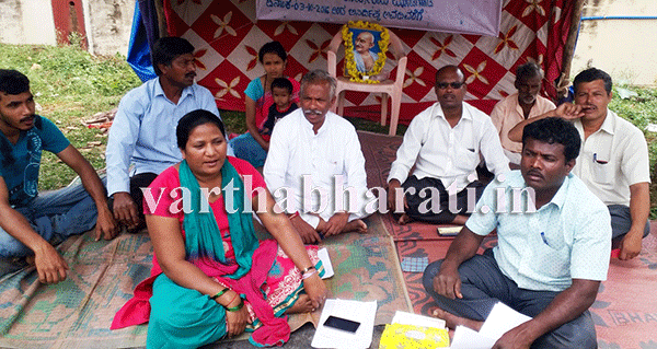 ಅಂಗನವಾಡಿ ಕಾರ್ಯಕರ್ತೆ ನೇಮಕಾತಿಯಲ್ಲಿ ಅನ್ಯಾಯವಾಗಿದೆ ಎಂದು ಆರೋಪಿಸಿ ಧರಣಿ