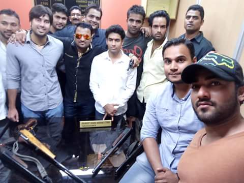 ಬಂದೂಕಿನೊಂದಿಗೆ ಪೋಸ್ ನೀಡಿದ ಎಬಿವಿಪಿ ನಾಯಕ