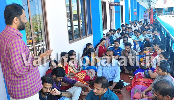 ಕಾಸರಗೋಡು: ವೇತನ ವಿಳಂಬ ಖಂಡಿಸಿ ಕೆಎಸ್ಸಾರ್ಟಿಸಿ ನೌಕರರಿಂದ ಧರಣಿ