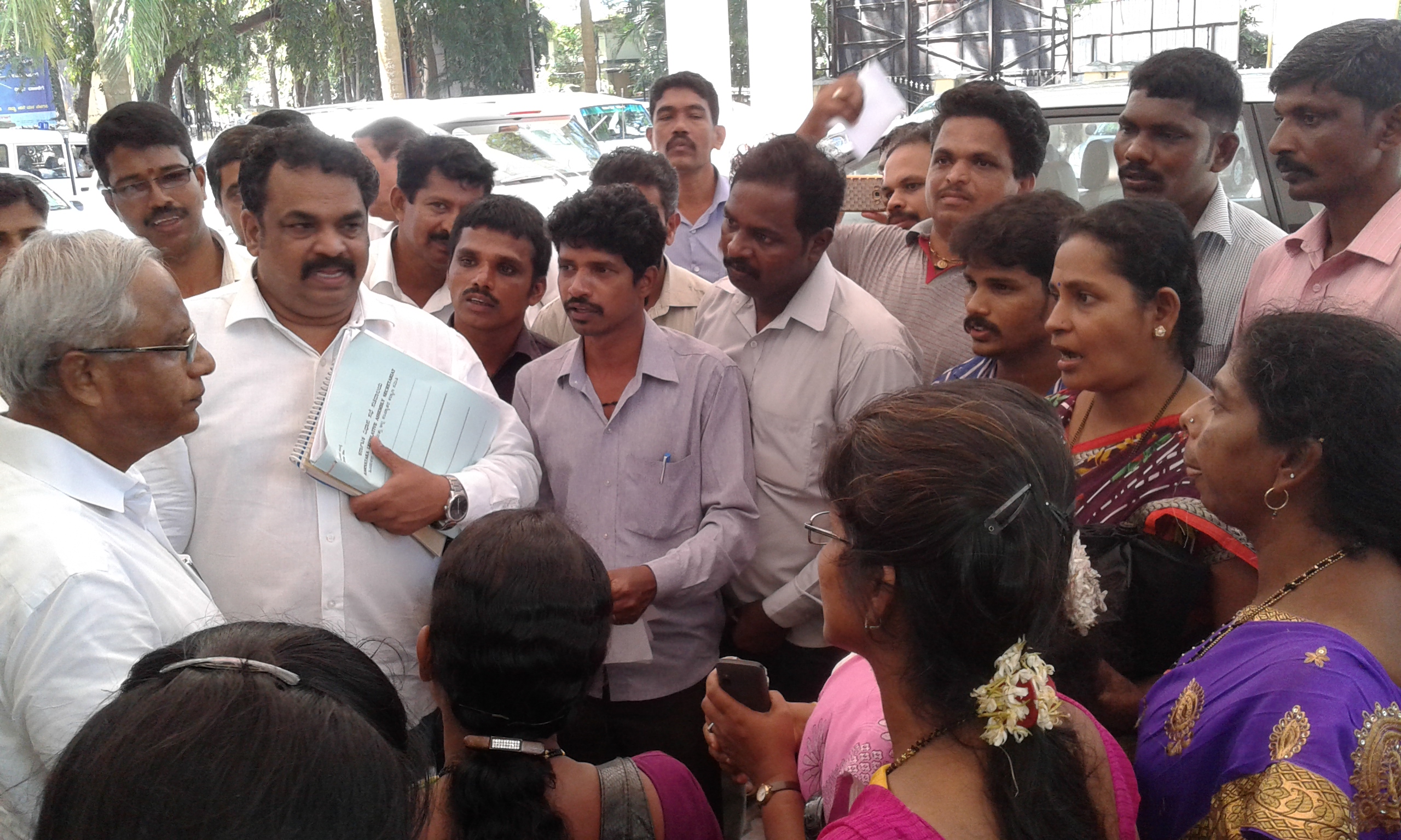 ಹೊರಗುತ್ತಿಗೆ ನೌಕರರನ್ನು  ಖಾಯಂಗೊಳಿಸುವಂತೆ ಆಗ್ರಹ