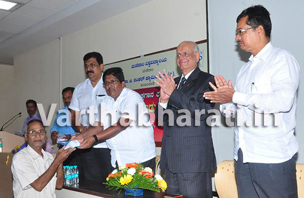 ಯಕ್ಷಗಾನ ಕಲಾವಿದರಿಗೆ ಆರೋಗ್ಯ ಕಾರ್ಡ್ ವಿತರಣೆ