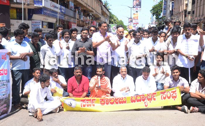 ಎತ್ತಿನಹೊಳೆ ಯೋಜನೆ ವಿರುದ್ಧ ರಸ್ತೆ ತಡೆ!