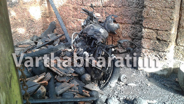 ಬೈಕ್, ಶೆಡ್‌ನ್ನು ಆಹುತಿ ತೆಗೆದುಕೊಂಡ ಬ್ಯಾಟರಿ