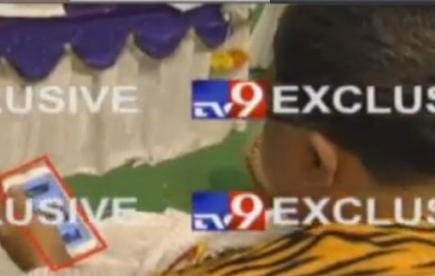 ಟಿಪ್ಪು ಜಯಂತಿ ಆಚರಣೆ ವೇಳೆ ಅರೆನಗ್ನ ಚಿತ್ರ ವೀಕ್ಷಿಸಿದ ಸಚಿವ: ಆರೋಪ