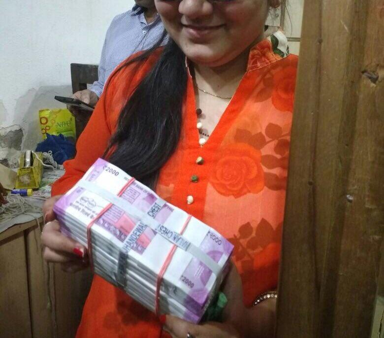  2000 ರೂ ಹೊಸ ನೋಟುಗಳ ಕಟ್ಟು  ಹಿಡಿದುಕೊಂಡ ಬಿಜೆಪಿ ಮುಖಂಡರ ಪುತ್ರಿ !