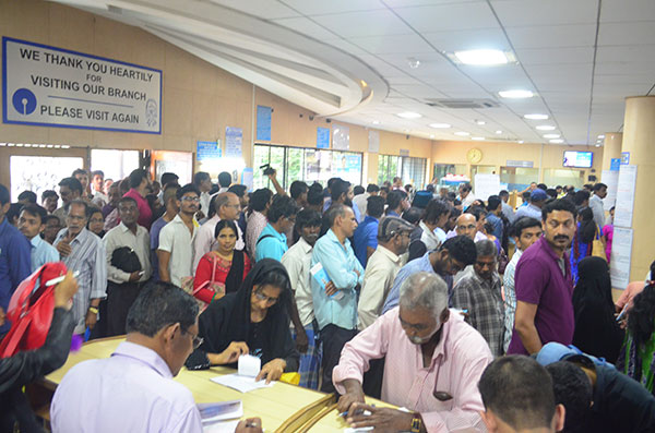 ಮಧ್ಯಾಹ್ನವಾಗುತ್ತಲೇ ಬ್ಯಾಂಕ್‌ಗಳಲ್ಲಿ ಹಣ ಖಾಲಿ