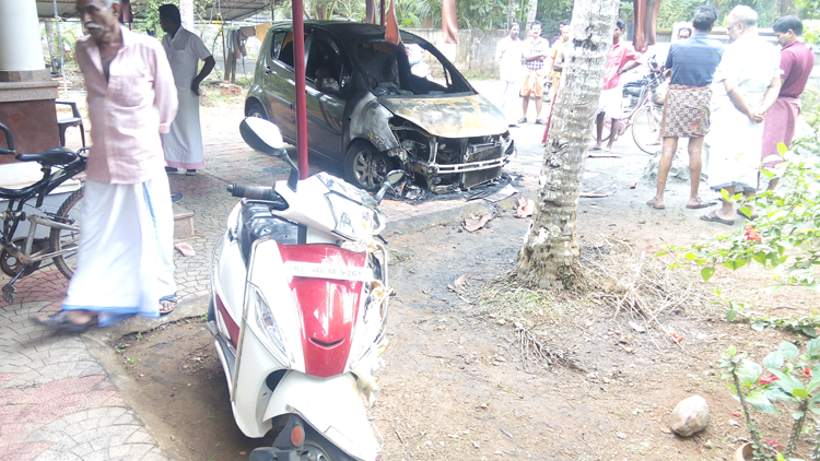 ಪೊಲೀಸಧಿಕಾರಿಯ ಕಾರು, ಬೈಕನ್ನು ಸುಟ್ಟು ಹಾಕಿದ ಕಿಡಿಗೇಡಿಗಳು