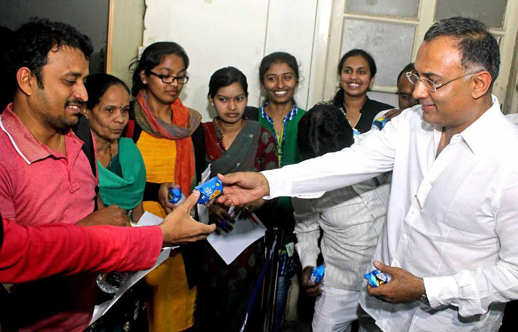 ಬ್ಯಾಂಕು, ಅಂಚೆ ಕಚೇರಿಗಳ ಮುಂದೆ ಜನಜಾತ್ರೆ : ಕಾಂಗ್ರೆಸ್‌ನಿಂದ ನೀರು-ಬಿಸ್ಕೆಟ್ ಹಂಚಿಕೆ