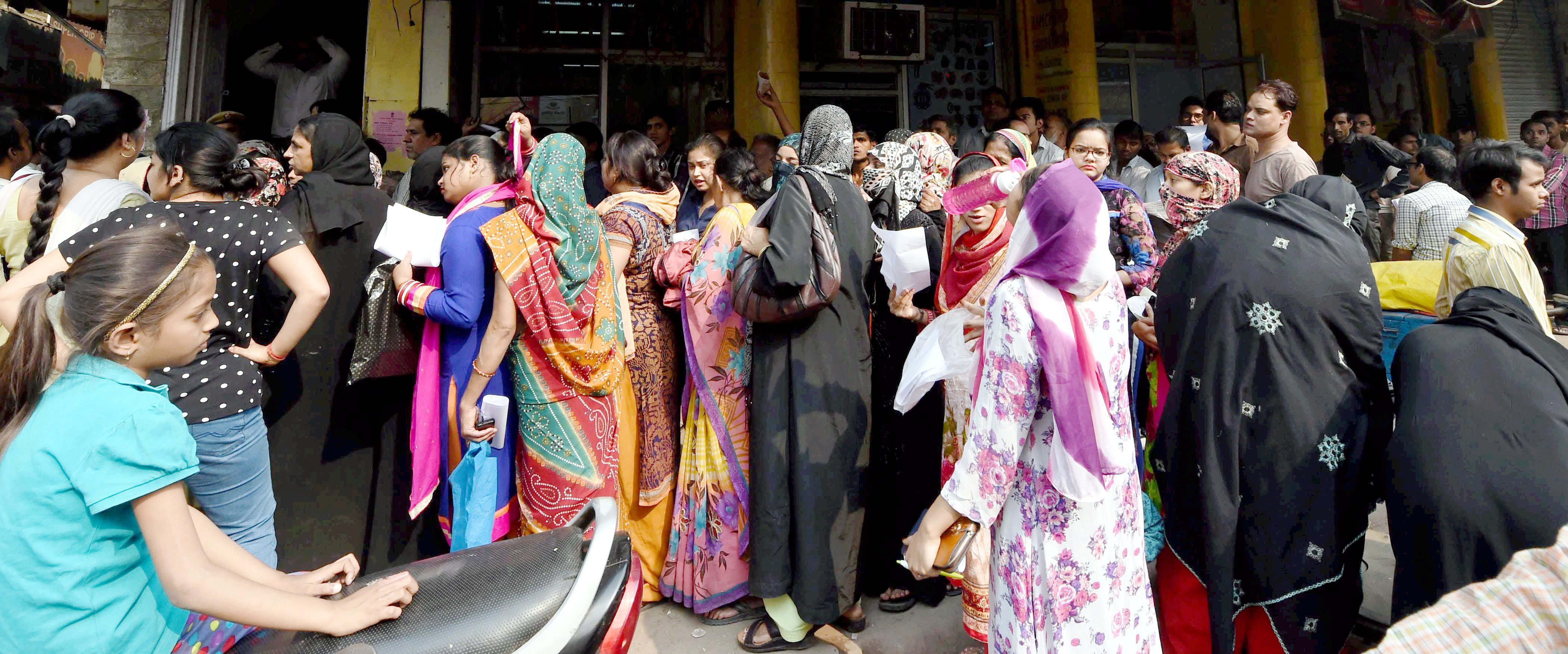 ಹಣಕ್ಕಾಗಿ ಜನಸಾಮಾನ್ಯರ ಪರದಾಟ ಮುಂದುವರಿಕೆ