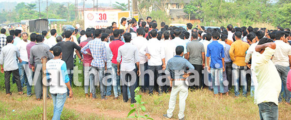 ಮನೆಗಳಿಗೆ ನುಗ್ಗಿ ಅಮಾಯಕರಿಗೆ ಕಿರುಕುಳ ಆರೋಪ: ಕೊಣಾಜೆ ಠಾಣೆ ಬಳಿ ಜಮಾಯಿಸಿದ ಸ್ಥಳೀಯರು