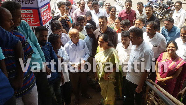 ಗ್ರಾಹಕರನ್ನು ಸಮಾಧಾನಿಸಿದ ಸಂಸದೆ ಶೋಭಾ