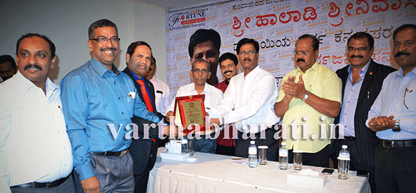 ದುಬೈ: ಬಿಸಿಎಫ್‌ಯಿಂದ ಹಾಲಾಡಿ ಶ್ರೀನಿವಾಸ ಶೆಟ್ಟಿಯವರಿಗೆ ಸನ್ಮಾನ