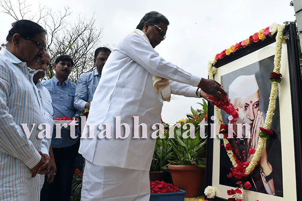 ಹಿಂಗಾರು ಕೈಕೊಡುವ ಸಾಧ್ಯತೆ; ಕೇಂದ್ರ ರಾಜ್ಯದ ನೆರವಿಗೆ ಧಾವಿಸಲಿ: ಸಿದ್ದರಾಮಯ್ಯ