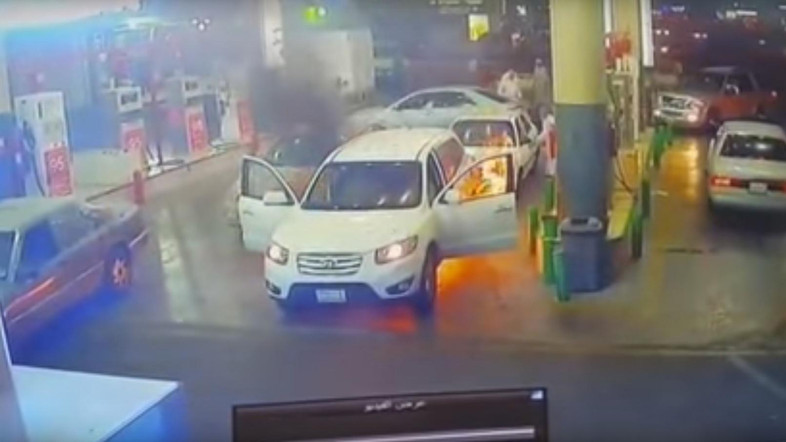 ವೈರಲ್ ವೀಡಿಯೊ: ಬೆಂಕಿ ಬಿದ್ದ ಕಾರಿನಿಂದ ತಾಯಿಯನ್ನು ರಕ್ಷಿಸಿದ ಯುವಕ