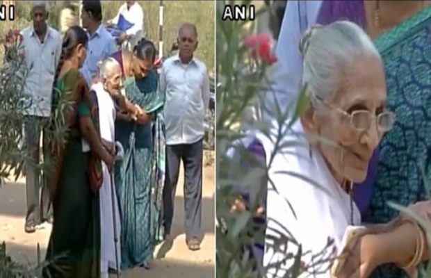 ಬ್ಯಾಂಕ್ ಗೆ ಬಂದು ನೋಟು ಬದಲಿಸಿಕೊಂಡ ಪ್ರಧಾನಿಯ ತಾಯಿ