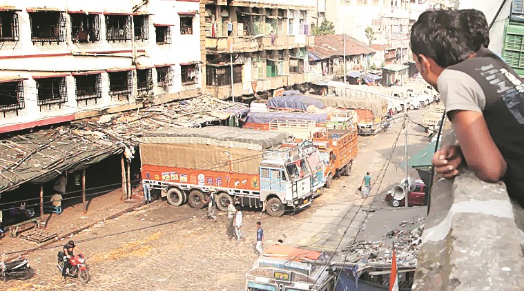 ಪ.ಬಂಗಾಲದ ಅತ್ಯಂತ ದೊಡ್ಡ ಹಣ್ಣುಹಂಪಲು ಮಾರುಕಟ್ಟೆಯಲ್ಲಿ ದಿನದ ಕೂಳಿಗಾಗಿ ಪರದಾಡುತ್ತಿರುವ 15,000 ವಲಸಿಗ ಕಾರ್ಮಿಕರು