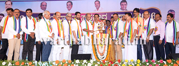 ನೋಟುಗಳನಿರ್ಬಂಧದ ಹಿಂದೆ ಸಹಕಾರ ಕ್ಷೇತ್ರವನ್ನು ಬಲಹೀನಗೊಳಿಸುವ ಹುನ್ನಾರ