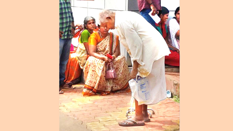 ಮೂತ್ರದ ಬ್ಯಾಗ್‌ನೊಂದಿಗೆ ಬ್ಯಾಂಕ್ ಸಾಲಲ್ಲಿ ನಿಂತ ರೋಗಿ !