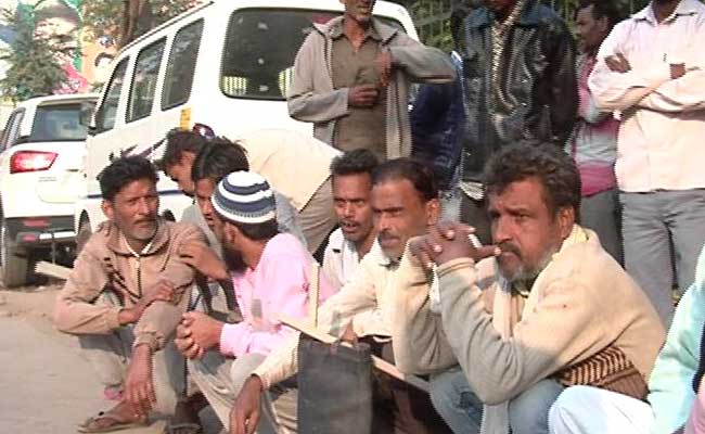 60 ಕಿ.ಮೀ ನಡೆದುಕೊಂಡು ಹೋಗಿ ಬ್ಯಾಂಕಿಗೆ ಹಣ ಹಾಕುತ್ತಿರುವ ಕಾರ್ಮಿಕರು