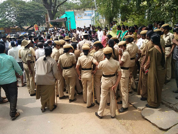 ಚಿತ್ರದುರ್ಗ: ಬಿಜೆಪಿಯ ಒನಕೆ ಚಳವಳಿಗೆ ಪೊಲೀಸರಿಂದ ತಡೆ