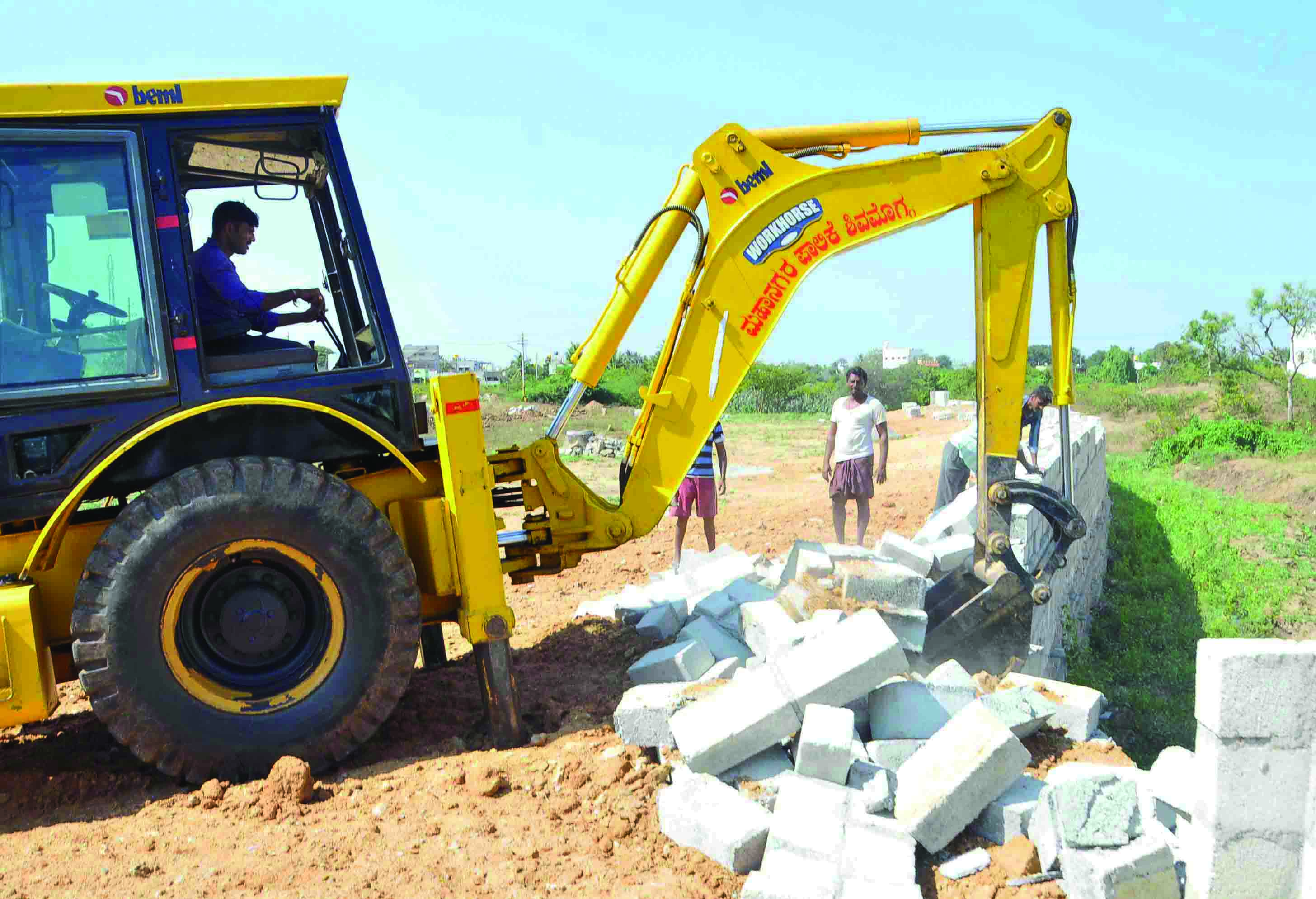ಶಿವಮೊಗ್ಗ: ಮುಂದುವರಿದ ಕೆರೆ ಒತ್ತುವರಿ ಕಾರ್ಯಾಚರಣೆ