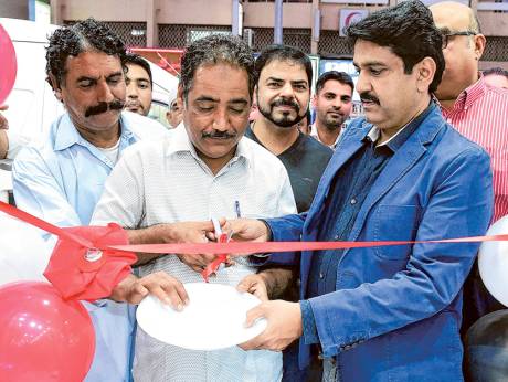 ದುಬೈ: ಇಲೆಕ್ಟ್ರಾನಿಕ್ ಮಳಿಗೆಯ ಉದ್ಘಾಟಿಸಿದ ಚಹಾ ಮಾರಾಟಗಾರ