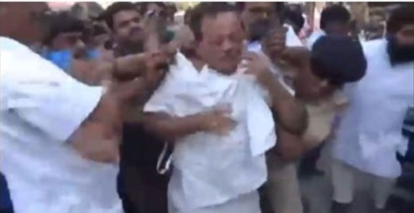 ಸಾರ್ವಜನಿಕರಿಂದ ಹಲ್ಲೆಗೀಡಾದ ಈ ವ್ಯಕ್ತಿ ಯಾರು?