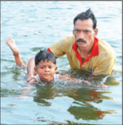 ನದಿಯನ್ನು ಈಜಿ ದಾಟಲಿರುವ 5ರ ಹರೆಯದ ಬಾಲಕಿ!