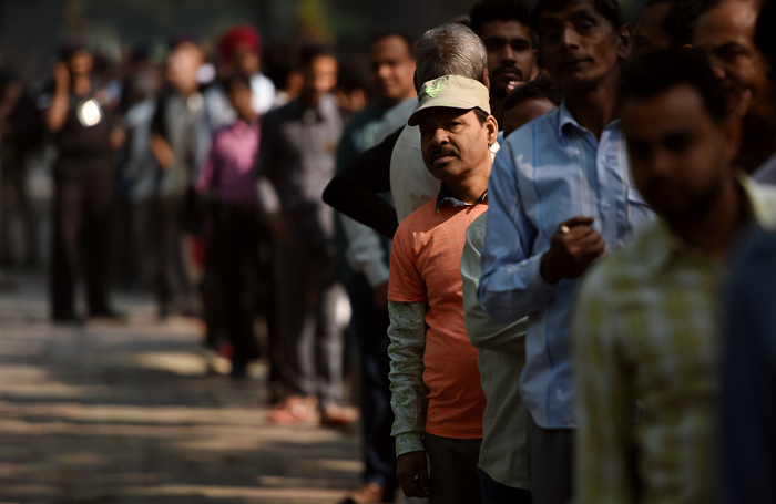 ನಿಮ್ಮನ್ನು ಸರತಿ ಸಾಲಿನಲ್ಲಿ ನಿಲ್ಲಿಸಿ ಕೆಲವು ಬ್ಯಾಂಕ್ ಗಳು ಏನು ಮಾಡುತ್ತಿವೆ ನೋಡಿ