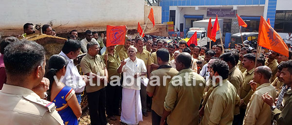 ಸುಳ್ಯ ನಪಂ ಎದುರು ರಿಕ್ಷಾ ಚಾಲಕರಿಂದ ಪ್ರತಿಭಟನೆ