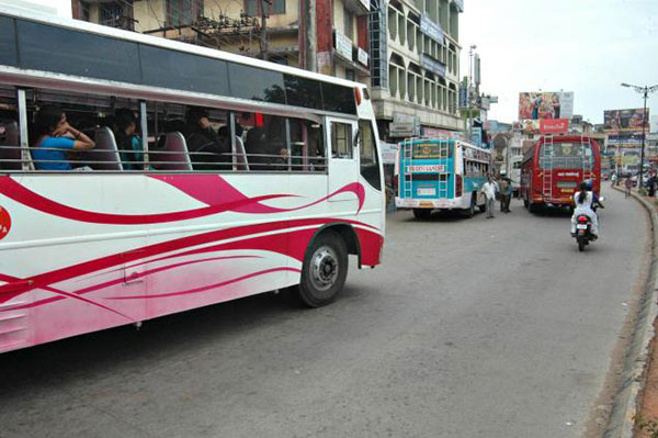 ಕರ್ತವ್ಯದಲ್ಲಿರುವಾಗ ಮೊಬೈಲ್ ಬಳಕೆ ಬೇಡ: ದೂರು ರಹಿತ ಸೇವೆ ನೀಡಿ