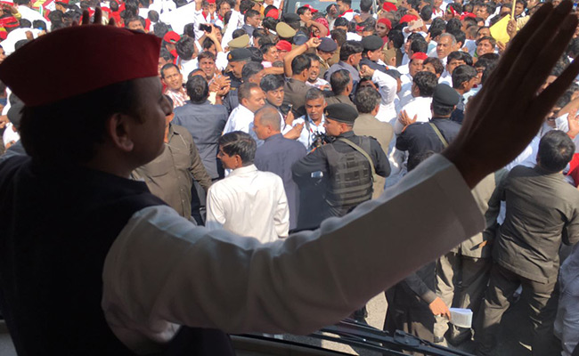 ಅಖಿಲೇಶ್ ಯಾದವರ ಮರ್ಸಿಡಿಸ್ ರಥದಲ್ಲಿ ಏನೇನಿವೆ..?