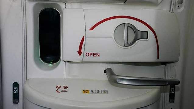 ವಿಮಾನದ ತುರ್ತು ಬಾಗಿಲು ತೆರೆದು ಹಾರಿದ ಮಹಿಳೆ