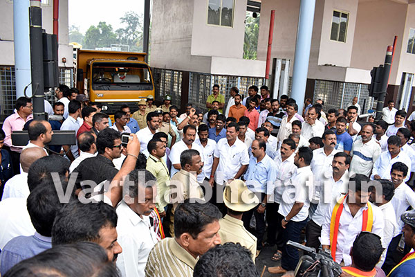 ಸಾಸ್ತಾನ ಟೋಲ್‌ಗೇಟ್ ಎದುರು ಸಾರ್ವಜನಿಕರ ಪ್ರತಿಭಟನೆ
