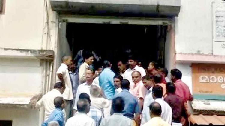 ಹಣವಿಲ್ಲದ ಬ್ಯಾಂಕ್ ಗಳನ್ನು ಬಂದ್ ಮಾಡಿದ ಜನತೆ