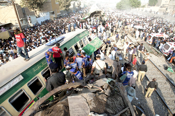 ಪಾಕ್: ರೆಲುಗಳ ಢಿಕ್ಕಿ; 19 ಸಾವು