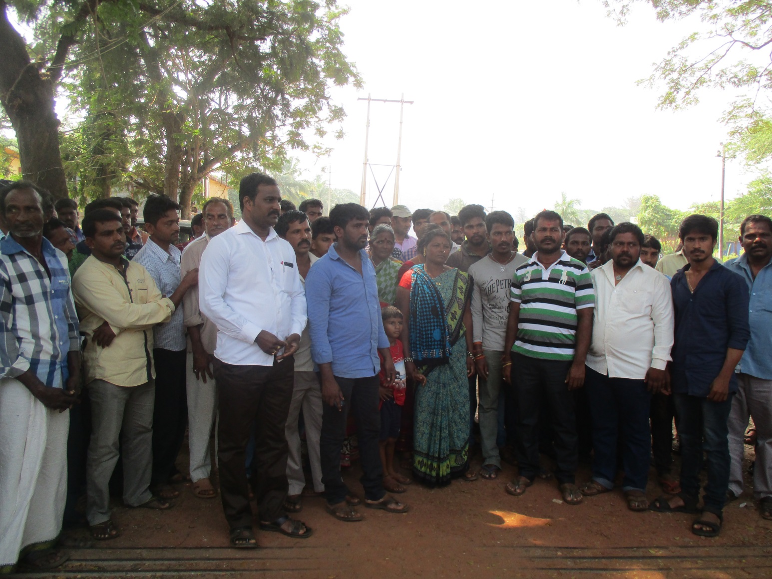 ಅಕ್ರಮ ಗೂಡಂಗಡಿಕಾರರ ಮೇಲೆ ಕ್ರಮಕೆ ಆಗ್ರಹ