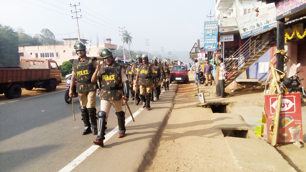 ಸುಂಟಿಕೊಪ್ಪದಲ್ಲಿ ಪೊಲೀಸ್ ಪಥ ಸಂಚಲನ