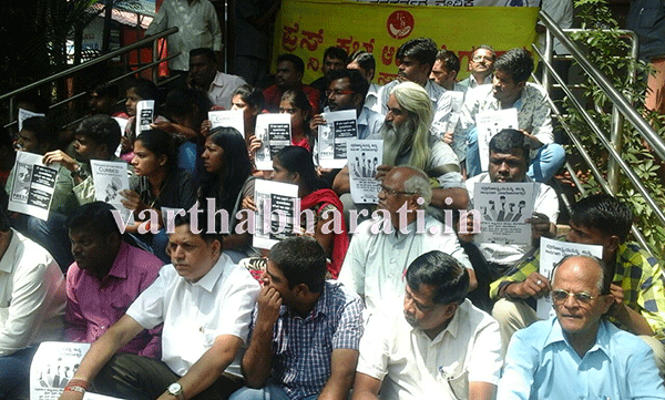 ಎನ್‌ಡಿಟಿವಿ ಪ್ರಸಾರ ನಿಷೇಧದ ವಿರುದ್ಧ ಸಿಡಿದೆದ್ದ ಪತ್ರಕರ್ತರು