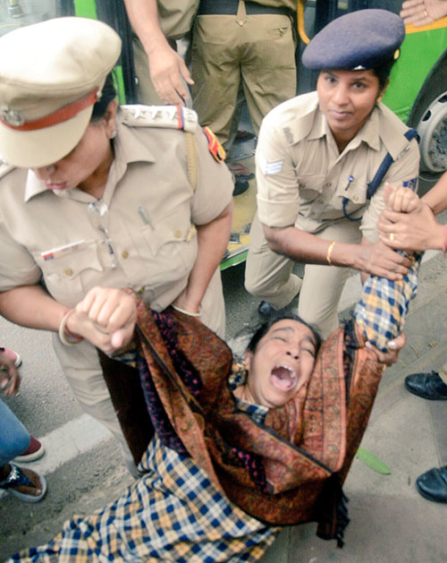 ಕಾಣೆಯಾದ ವಿದ್ಯಾರ್ಥಿ ತಾಯಿ ಮೇಲೆ ದೌರ್ಜನ್ಯ :  ನಜೀಬ್ ತಾಯಿಯನ್ನು ಎಳೆದೊಯ್ದ ದಿಲ್ಲಿ ಪೊಲೀಸರು