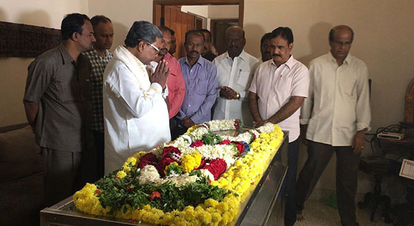 ಮಾಜಿ ಸಚಿವ ಬಸವಣ್ಯಪ್ಪರಿಗೆ ಅಂತಿಮ ನಮನ ಸಲ್ಲಿಸಿದ ಸಿಎಂ