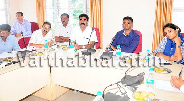 ಅಧಿಕಾರಿಗಳಿಗೆ ಬಿಸಿ ಮುಟ್ಟಿಸಿದ ಜಿಲ್ಲಾಧಿಕಾರಿಗಳು