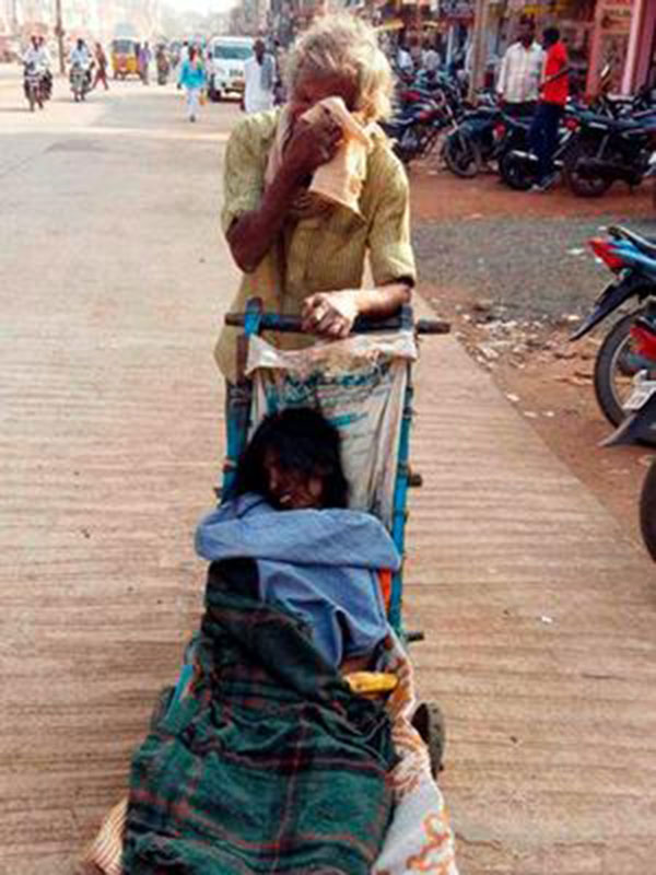 ಪತ್ನಿಯ ಶವವನ್ನು ತಳ್ಳುಗಾಡಿಯಲ್ಲಿ 50 ಕಿ.ಮೀ. ಸಾಗಿಸಿದ ಕುಷ್ಠರೋಗಿ