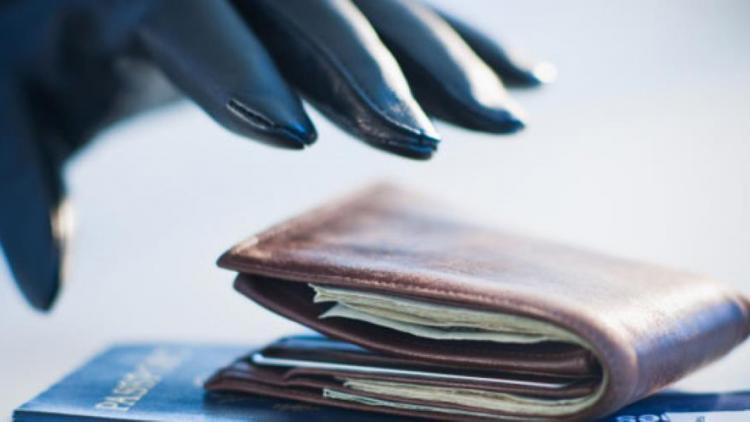 ಗೃಹಿಣಿಯನ್ನು ದೂಡಿಹಾಕಿ 9.65 ಲಕ್ಷ ರೂ.ದೋಚಿದ ದುಷ್ಕರ್ಮಿಗಳು